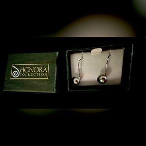 Hanora  grey pearl earrings